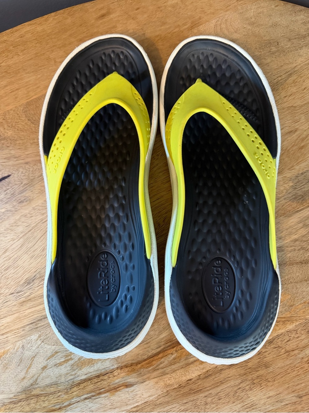 Crocs Unisex Neon Green/Black/White Flip Flop Sandals. Size Men 7 / Women 9. - Picture 6 of 8